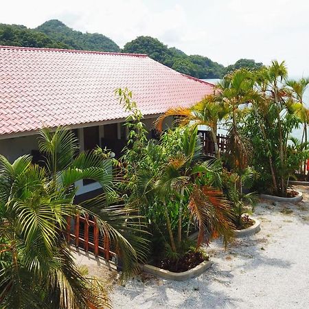 Penarak Bamboo Beach Motel Kuah Eksteriør bilde